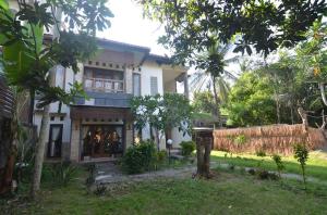 Zahrada ubytování Puri Itoma Bungalows + 23 fotografií
