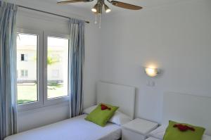 Posteľ alebo postele v izbe v ubytovaní Family Beach Club Sevilla II