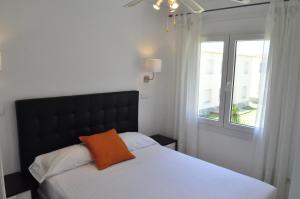 Posteľ alebo postele v izbe v ubytovaní Family Beach Club Sevilla II