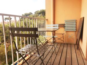 una sedia e un tavolo sul balcone di Le Bosquet a Cassis