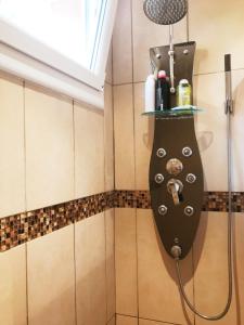 e bagno con doccia e soffione. di Le Bosquet a Cassis Altre 12 foto