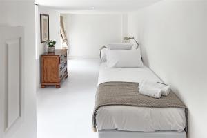 - une chambre avec 2 lits et une table en bois dans l'établissement PortoSense Almada, à Porto