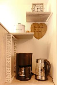 eine Küche mit Kaffeemaschine auf einem Regal in der Unterkunft FeWo Hage in Langelsheim
