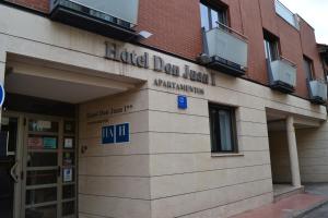 un edificio con el cartel de la sinagoga de la donación ludica en Hotel Apartamentos Don Juan I, en Alcalá de Henares