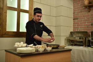Makanan di atau berdekatan hotel