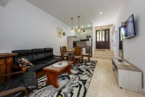 a living room with a couch and a table at Apartman Lavanda in Kaštela
