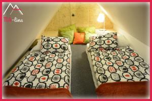 מיטה או מיטות בחדר ב-MA-lina Apartament i Pokój Gościnny