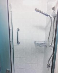 W łazience z przeszklonymi drzwiami znajduje się prysznic. w obiekcie Jolando Apartment w Kownie