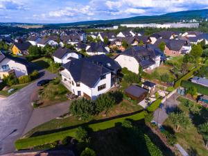 una vista aérea de una casa en un suburbio en Kleeblatt, en Morbach