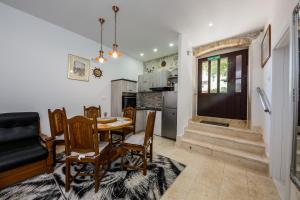 a kitchen and dining room with a table and chairs at Apartman Lavanda in Kaštela