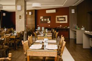 A restaurant or other place to eat at Class Hotel Passos
