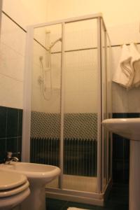 y baño con ducha, aseo y lavamanos. en Hotel Girasole, en Civitanova Marche