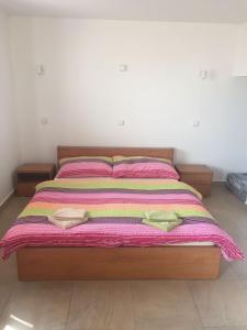 1 dormitorio con 1 cama con 2 toallas en Apartmán Augsten, en Český Krumlov
