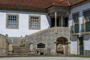 ein Gebäude mit einer gefliesten Treppe davor in der Unterkunft Casa de Pascoaes Historical House in Amarante