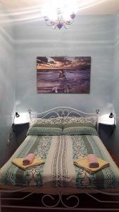 um quarto com uma cama com dois chinelos em Apartman Andrija em Opatija