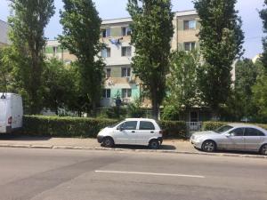 コンスタンツァにあるApartament Larisaの路脇に三台駐車