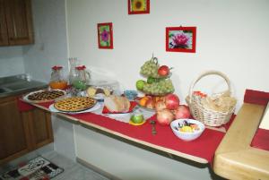 - un comptoir de cuisine avec des fruits et des légumes dans l'établissement Bed&Breakfast degli ulivi, à Fiano Romano