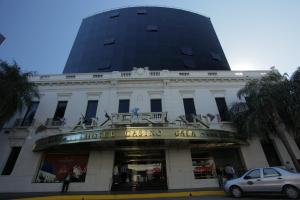 um edifício com um carro estacionado em frente em Amérian Hotel Casino Gala em Resistência