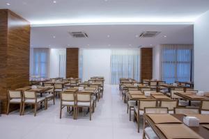 a classroom with tables and chairs in a room at Samba Rio Convention & Residence in Rio de Janeiro