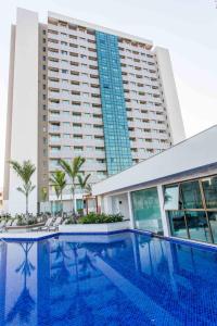 una piscina frente a un gran edificio en Samba Rio Convention & Residence, en Río de Janeiro