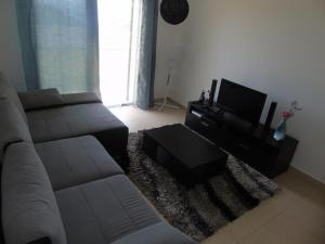 sala de estar con sofá y TV en Azoresmoonlight, en Capelo