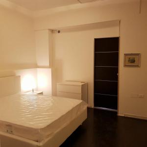 ポッツァッロにあるCasa Lorenzoの白いベッドルーム(ベッド1台、クローゼット付)