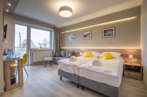 レバにあるVilla Baltica IIのベッドルーム1室(ベッド1台付)、リビングルームが備わります。