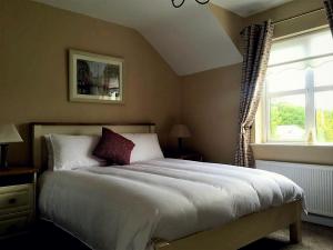 een slaapkamer met een groot bed en een raam bij Greenway View B&B in Newport