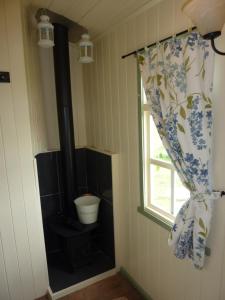 Et badeværelse på The Buteland Stop Rosie off grid Shepherds Hut
