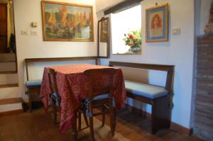 ピティリアーノにあるCasa Caraccioloのダイニングルーム(テーブル、椅子、窓付)