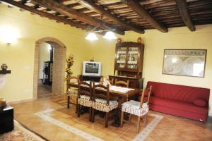 a living room with a table and a red couch at Casa Vacanze Paradiso in San Lorenzo Nuovo