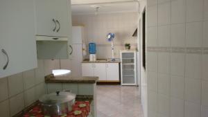 Una cocina o zona de cocina en Apartamento Meia Praia