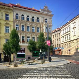 un gran edificio en medio de una calle en Beautiful Apartments in Prague, en Praga