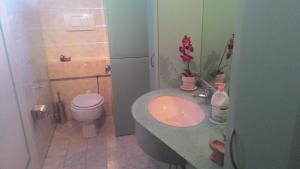 un baño con lavabo e inodoro en Sky Wellness Apartment, en Porto SantʼElpidio
