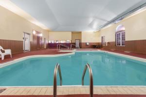 una piscina en una habitación de hotel con agua azul en AmericInn by Wyndham Eagle River Downtown, en Eagle River