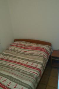 A bed or beds in a room at Seaside holiday house Zatoglav, Rogoznica - 13895