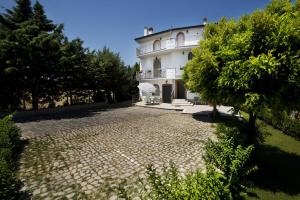 a large white house with a cobblestone driveway at Il Pentagono in Termoli