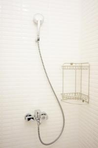 ducha con cabezal de ducha en la pared en My Lovely Home In Budapest, en Budapest