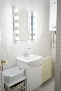 Baño blanco con lavabo y espejo en My Lovely Home In Budapest, en Budapest
