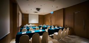 a conference room with blue tables and white chairs at d'Sora Boutique Business Hotel in Kampong Baharu Jimah