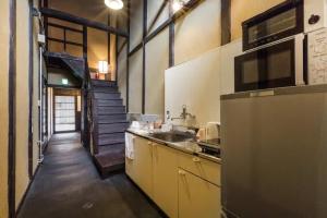 cocina con fregadero y fogones horno superior en Teahouse Rouji, en Kioto