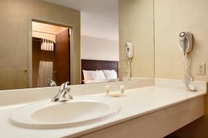 Koupelna v ubytování Days Inn & Suites by Wyndham Brandon