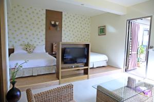 a living room with a bed and a tv in it at La View 麗晨 Homestay in Manzhou