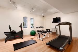 Fitness centrum a/nebo fitness zařízení v ubytování Days Inn & Suites by Wyndham Brandon