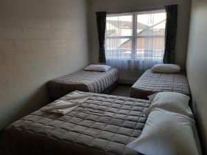 Een bed of bedden in een kamer bij Manhattan Motel