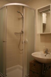W łazience znajduje się prysznic i umywalka. w obiekcie Apartments Mrduljaš w Splicie