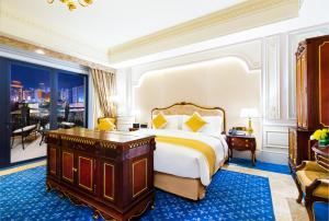 Voodi või voodid majutusasutuse Legend Palace Hotel toas