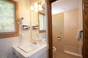 bagno con lavandino, specchio e servizi igienici di Park Motel a Marshfield