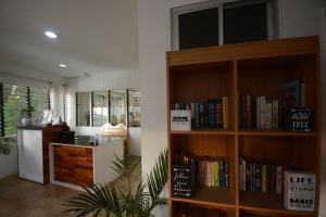 Habitación con estantería con libros en Amor's Place en Puerto Princesa