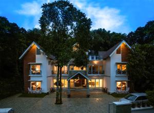 una vista exterior de una casa por la noche en Crayons Guest House Munnar, en Munnar